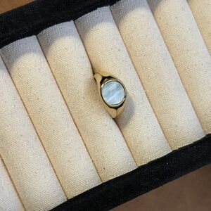 Elegant mother of pearl Women's Ring
